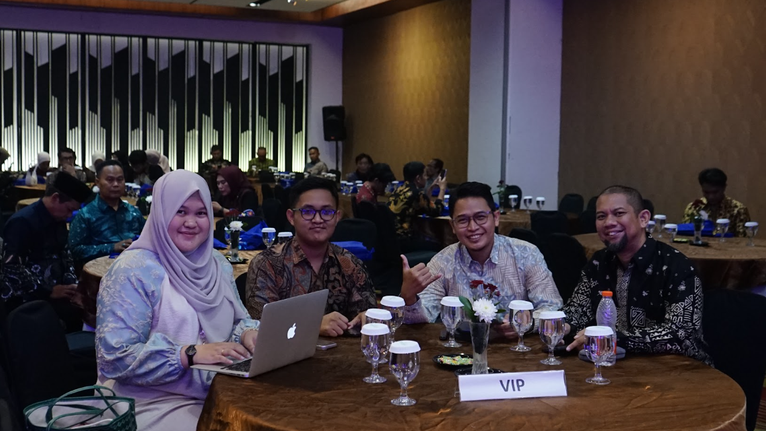 Kaprodi dan Sekprodi S1 Bisnis Digital UNISSULA Hadir dalam Tasyakuran dan Pelepasan Wisudawan FEB